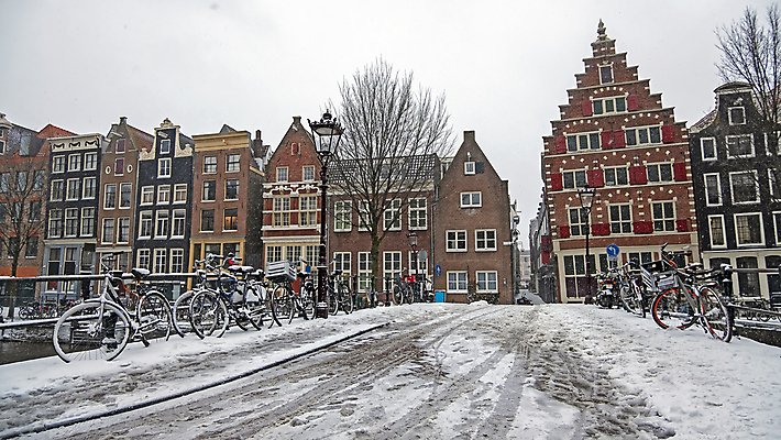 포토 JPG 해외이미지 유럽 겨울 건축양식 교통시설 주택 풍경 사람없음 야외 건물 자전거 도시 중세 역사 네덜란드 운하 암스테르담 눈내림 해외포토 건축물 계절 건축 나라 교통 눈_날씨 바이크 시설 파일형식 이미지허브