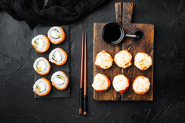 포토 JPG 해외이미지 스튜디오촬영 젓가락 사람없음 초밥 간장 롤 나무도마 롤스시 해외포토 도마 수저 실내 목재 양념 일본음식 파일형식 이미지허브