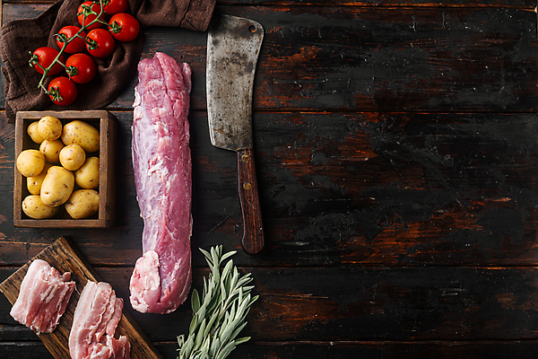 포토 JPG 해외이미지 식재료 방울토마토 감자 생고기 돼지고기 사람없음 하이앵글 나무상자 허브 식칼 나무도마 세이지 카피스페이스 해외포토 식물 뷰포인트 토마토 채소 주방용품 도마 육류 목재 상자 공백 파일형식 이미지허브