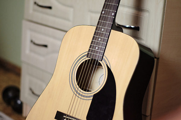 포토 JPG 해외이미지 라이프스타일 악기 음악 컨셉 거실 바닥 주택 실내 서기 취미 사람없음 내부 컬러풀 침실 방 기구 기타 끈 오브젝트 뮤지컬 집시 해외포토 컬러 모션 현악기 문화예술 건물 생활 파일형식 이미지허브