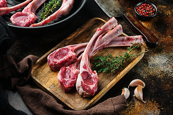 포토 JPG 해외이미지 음식 실내 마늘 생고기 육류 사람없음 신선 날것 양고기 나무쟁반 양갈비 해외포토 채소 식재료 쟁반 내부 목재 파일형식 이미지허브