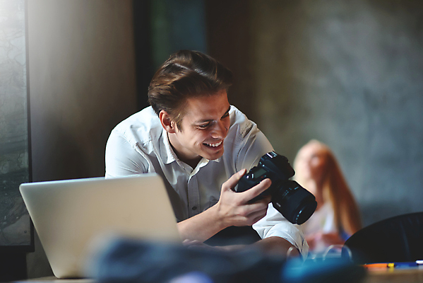 포토 JPG 해외이미지 백인 직업 디자인 남자 안경 인터넷 비즈니스 통신 탁자 모바일 주택 실내 대화 사람 앉기 성인 두명 그래픽 노트북 스마트폰 핸드폰 컴퓨터 사무실 웹 놀람 업무 작업 비즈니스맨 정상 건축가 시원함 디자이너 스마트 책상 인기 프로그래머 힙스터 해외포토 서양인 잡화 패션 감정 가구 컨셉 모션 표정 말하기 내부 건물 전자제품 스마트기기 직장인 파일형식 이미지허브