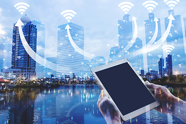 포토 JPG 해외이미지 구름 손 유럽 아시아 선 백그라운드 컨셉 지도 인터넷 비즈니스 통신 모바일 추상 화살 아이디어 사람없음 건물 그래픽 파란색 스마트폰 컴퓨터 세계 글로벌 알약 탑 디지털 자료 웹 터치 도시 네트워크 야간 연결 무선전화기 신호 와이파이 커뮤니티 스카이라인 더블 네트워킹 해외포토 자연요소 건축물 나라 컬러 무늬 신체부위 전자제품 핸드폰 스마트기기 약 전화기 무선인터넷 파일형식 이미지허브