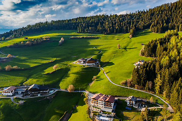 포토 JPG 해외이미지 식물 도로 백그라운드 컨셉 패턴 밭 건축양식 하늘 산 안테나 그림자 사람없음 야외 건물 태양 농장 교회 환경 탑 목장 이탈리아 시골 생태계 개발 드론 줄서기 해외포토 자연요소 건축물 건축 유럽 길 무늬 농업 통신 종교건축 교통시설 모션 파일형식 이미지허브