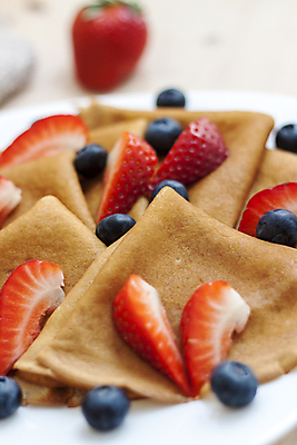 포토 JPG 해외이미지 접시 딸기 단면 사람없음 달콤 블루베리 팬케이크 크레페 해외포토 식기 과일 디저트 케이크 맛 파일형식 이미지허브