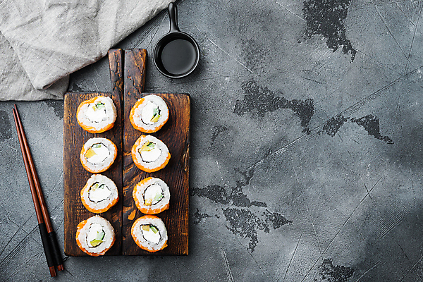 포토 JPG 해외이미지 스튜디오촬영 젓가락 사람없음 초밥 간장 롤 나무도마 롤스시 해외포토 도마 수저 실내 목재 양념 일본음식 파일형식 이미지허브