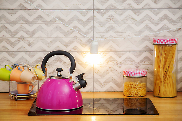 포토 JPG 해외이미지 스튜디오촬영 식기 디자인 벽 분홍색 가구 백그라운드 컨셉 가정 주전자 선반 아파트 주택 실내 요리 사람없음 내부 목재 장식 컵 빛 주방 꽃병 방 기구 도자기 냄비 편안함 찻주전자 조리대 심플 스칸디나비아 스타일 미니멀리스트 안락 해외포토 나무 꽃 컬러 생활용품 재료 주방용품 건물 감각 솥 파일형식 이미지허브