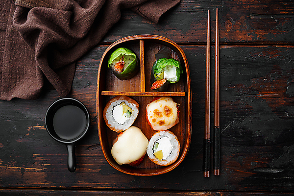 포토 JPG 해외이미지 스튜디오촬영 젓가락 사람없음 초밥 용기 도시락 간장 롤 롤스시 해외포토 그릇 음식 수저 실내 양념 일본음식 파일형식 이미지허브