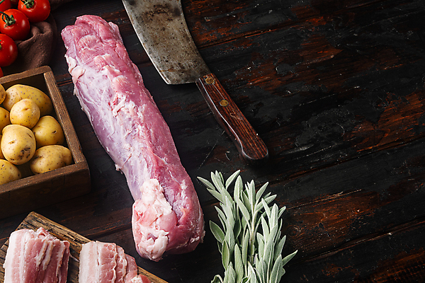 포토 JPG 해외이미지 식재료 방울토마토 감자 생고기 돼지고기 사람없음 하이앵글 나무상자 허브 식칼 세이지 카피스페이스 해외포토 식물 뷰포인트 토마토 채소 주방용품 육류 상자 공백 파일형식 이미지허브