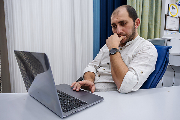 포토 JPG 해외이미지 백인 직업 남자 행복 컨셉 인터넷 비즈니스 탁자 성공 모바일 노동자 직장 실내 한명 미소 사람 앉기 성인 노트북 전자제품 스마트폰 핸드폰 컴퓨터 금발 사무실 흰색 키보드 업무 작업 비즈니스맨 종업원 전화기 책상 지원 해외포토 서양인 1 헤어스타일 감정 컬러 가구 회사 모션 표정 내부 스마트기기 직장인 파일형식 이미지허브