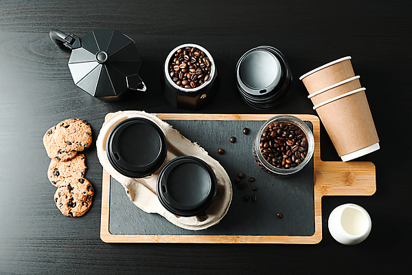 포토 JPG 해외이미지 커피 사람없음 하이앵글 쿠키 칠판 우유 원두 커피포트 초코칩쿠키 테이크아웃컵 플랫레이 커피캐리어 해외포토 음료 뷰포인트 주전자 디저트 유제품 컵 플랫 테이크아웃 초코칩 초코쿠키 파일형식 이미지허브