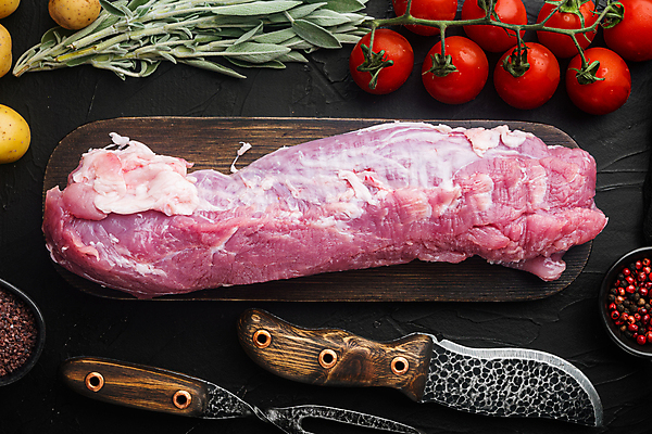 포토 JPG 해외이미지 포크 식재료 방울토마토 생고기 돼지고기 사람없음 하이앵글 허브 식칼 나무도마 세이지 해외포토 식물 식기 뷰포인트 토마토 주방용품 도마 육류 목재 파일형식 이미지허브