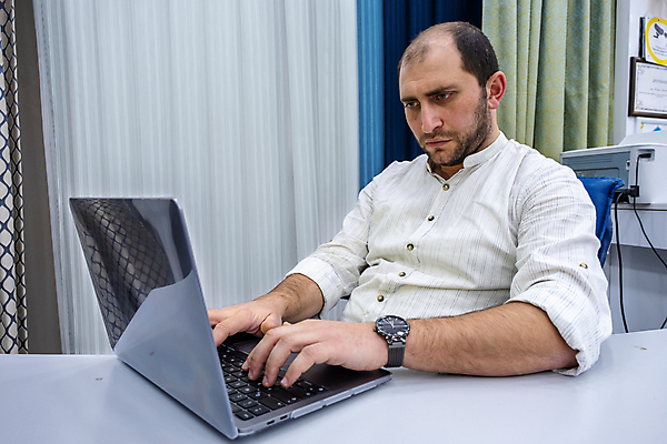 포토 JPG 해외이미지 백인 직업 남자 행복 컨셉 인터넷 비즈니스 탁자 성공 모바일 노동자 직장 실내 한명 미소 사람 앉기 성인 노트북 전자제품 스마트폰 핸드폰 컴퓨터 금발 사무실 흰색 키보드 업무 작업 비즈니스맨 종업원 전화기 책상 지원 해외포토 서양인 1 헤어스타일 감정 컬러 가구 회사 모션 표정 내부 스마트기기 직장인 파일형식 이미지허브