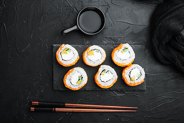 포토 JPG 해외이미지 스튜디오촬영 젓가락 사람없음 초밥 용기 간장 롤 돌판 롤스시 해외포토 그릇 수저 실내 돌_바위 양념 일본음식 파일형식 이미지허브