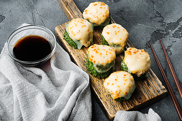 포토 JPG 해외이미지 스튜디오촬영 젓가락 사람없음 초밥 간장 롤 나무도마 롤스시 해외포토 도마 수저 실내 목재 양념 일본음식 파일형식 이미지허브