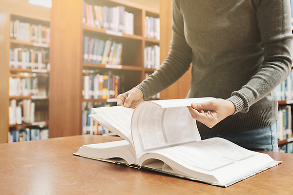 포토 JPG 해외이미지 모델 1 학생 라이프스타일 여자 교육 백그라운드 휴식 선반 실내 서기 사람 성인 사람없음 내부 책 스터디 독서 햇빛 기쁨 방 정보 잡기 도서관 스마트 검색 대학교 문학 무료 심각 흥미 더스트파티클 해외포토 감정 가구 컨셉 학교 모션 생활 학습 태양 파일형식 이미지허브