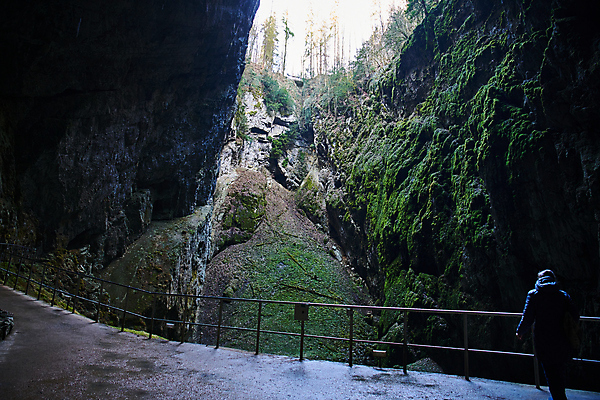 포토 JPG 해외이미지 여행 자연 휴가 국립공원 미술 사람없음 야외 강 뷰티 골짜기 하이킹 탐험 보트 행운 동굴 발굴 지역 체코 방문 지하 깊이 석회암 종유석 칼슘 모라비아 해외포토 공원 유럽 컨셉 배_교통 레저 문화예술 암석 생태계 파일형식 이미지허브