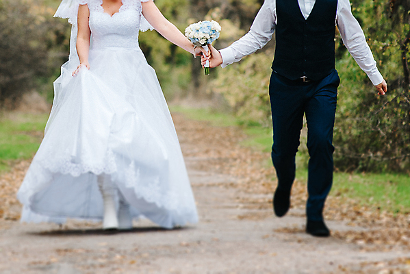 포토 JPG 해외이미지 주간 전신 커플 여자 남자 길 부케 결혼 함께함 사랑 들기 성인 야외 두명 앞모습 아웃포커스 달리기 걷기 신랑신부 성인만 해외포토 자연요소 감정 신부_웨딩 뷰포인트 꽃다발 신랑 컨셉 관계 모션 촬영기법 사람 이벤트 파일형식 이미지허브