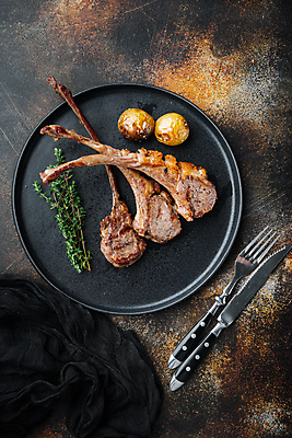 포토 JPG 해외이미지 실내 사람없음 하이앵글 양고기 백리향 양갈비 양고기구이 나무배경 알감자 해외포토 뷰포인트 백그라운드 육류 내부 구이 감자요리 파일형식 이미지허브