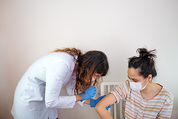 포토 JPG 해외이미지 백인 직업 손 여자 건강 병원 관리 주사기 안전 사람 두명 치료 약 건강관리 고통 장비 환자 간호사 의사 흰색 보호 질병 무서움 간호 감염 슛 주사약 돌봄 면역력 백신 복용 예방접종 예방주사 헬프 해외포토 서양인 감정 컬러 컨셉 의학 의료기기 모션 신체부위 의료진 도움 예방 접종 파일형식 이미지허브