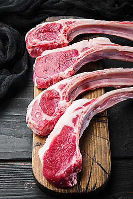 포토 JPG 해외이미지 음식 실내 생고기 육류 사람없음 신선 날것 양고기 나무도마 양갈비 해외포토 식재료 도마 내부 목재 파일형식 이미지허브