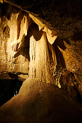 포토 JPG 해외이미지 여행 자연 휴가 국립공원 미술 사람없음 야외 강 뷰티 하이킹 탐험 보트 행운 동굴 발굴 지역 체코 방문 지하 깊이 석회암 종유석 칼슘 모라비아 해외포토 공원 유럽 컨셉 배_교통 레저 문화예술 암석 생태계 파일형식 이미지허브