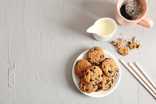 포토 JPG 해외이미지 접시 커피 디저트 사람없음 하이앵글 쿠키 손상 우유 에스프레소 초코칩쿠키 카피스페이스 해외포토 식기 음료 음식 뷰포인트 컨셉 유제품 공백 초코칩 초코쿠키 파일형식 이미지허브