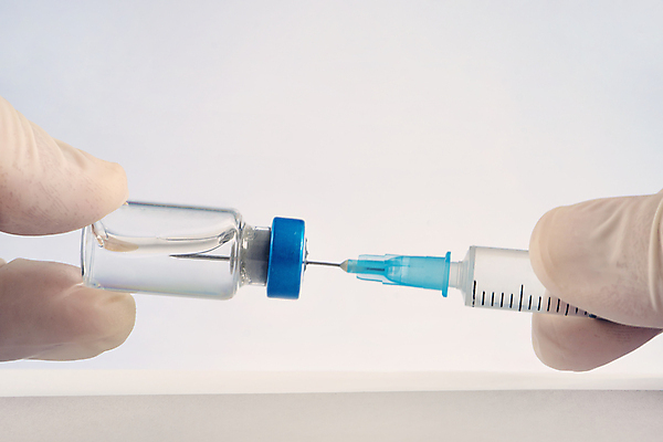 포토 JPG 해외이미지 손가락 주사기 들기 신체부위 의사 잡기 닫기 보호 주사약 백신 예방접종 코로나바이러스 해외포토 손 컨셉 의학 의료기기 모션 사람 약 의료진 바이러스 접종 파일형식 이미지허브