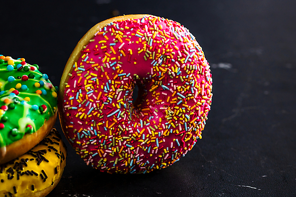 포토 JPG 해외이미지 1 음식 분홍색 백그라운드 디저트 사람없음 장식 컬러풀 케이크 얼음 여러개 빵집 흰색 대접 신선 원형 도넛 달콤 맛 아침식사 설탕 굽기 먹기 뿌리기 크림 반죽 토핑 고립 페스츄리 해로움 프로스팅 해외포토 자연요소 도형 빵 컬러 다수 컨셉 모션 상점 식사 구이 제빵 파일형식 이미지허브