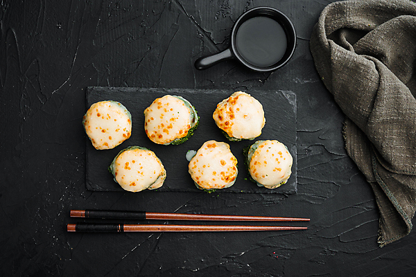 포토 JPG 해외이미지 스튜디오촬영 젓가락 사람없음 초밥 용기 간장 롤 돌판 롤스시 해외포토 그릇 수저 실내 돌_바위 양념 일본음식 파일형식 이미지허브