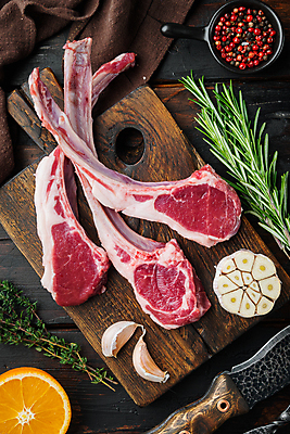 포토 JPG 해외이미지 음식 오렌지 실내 생고기 육류 사람없음 신선 칼 날것 양고기 나무도마 양갈비 통마늘 해외포토 과일 식재료 도마 마늘 내부 목재 파일형식 이미지허브