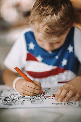 포토 JPG 해외이미지 백인 라이프스타일 교육 남자 어린이 남학생 학교 가정 거리 아파트 주택 실내 한명 사람 소년 캐주얼 스터디 독서 연필 기록 그리기 집중 준비 그림 고립 혼자 해외포토 서양인 1 학생 옷 컨셉 모션 학용품 내부 건물 생활 학습 필기구 파일형식 이미지허브