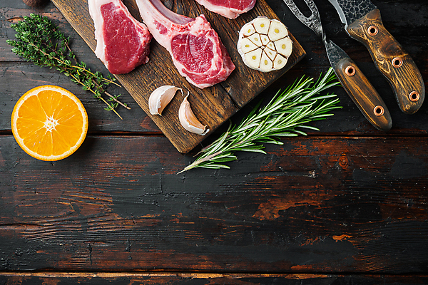 포토 JPG 해외이미지 음식 오렌지 실내 생고기 육류 돼지고기 사람없음 신선 바비큐 날것 나무도마 돼지갈비 통마늘 해외포토 과일 식재료 도마 마늘 내부 목재 파일형식 이미지허브