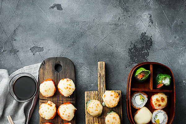 포토 JPG 해외이미지 스튜디오촬영 사람없음 초밥 간장 롤 나무도마 롤스시 해외포토 도마 실내 목재 양념 일본음식 파일형식 이미지허브