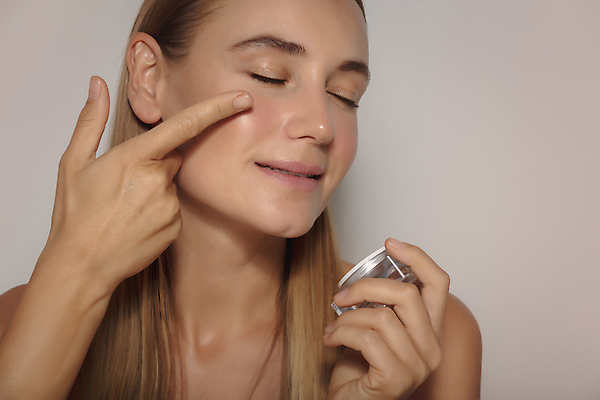 포토 JPG 해외이미지 백인 모델 여자 행복 얼굴 건강 한명 미소 사람 청년 치료 금발 뷰티 유행 상점 스파 화장품 흰색 수분 피부 크림 피부관리 내추럴 고립 넣기 돌봄 수분크림 완벽 신청 해외포토 서양인 1 헤어스타일 감정 컬러 컨셉 의학 모션 표정 성인 신체부위 파일형식 이미지허브