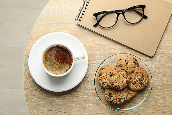 포토 JPG 해외이미지 안경 커피 사람없음 하이앵글 쿠키 공책 책상 에스프레소 초코칩쿠키 해외포토 잡화 음료 뷰포인트 가구 문구용품 디저트 초코칩 초코쿠키 파일형식 이미지허브