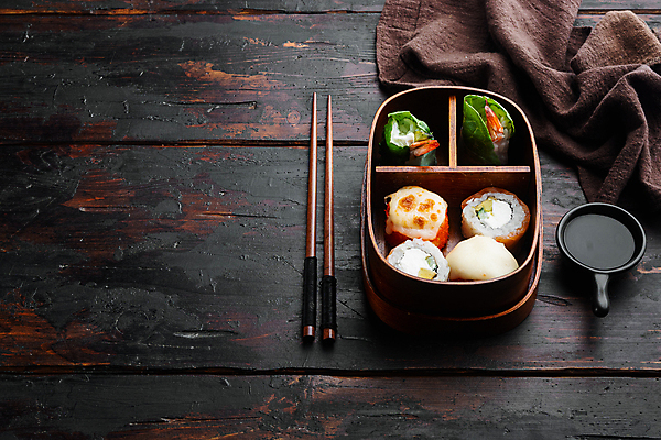 포토 JPG 해외이미지 스튜디오촬영 젓가락 사람없음 초밥 용기 도시락 간장 롤 롤스시 해외포토 그릇 음식 수저 실내 양념 일본음식 파일형식 이미지허브