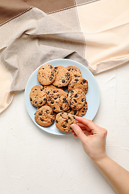 포토 JPG 해외이미지 접시 손 디저트 들기 신체부위 쿠키 초코칩쿠키 해외포토 식기 음식 모션 사람 초코칩 초코쿠키 파일형식 이미지허브