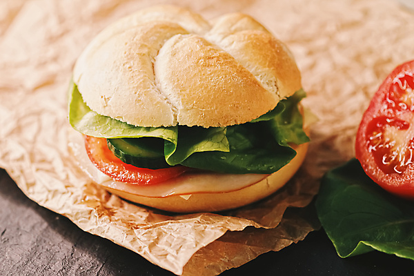 포토 JPG 해외이미지 빵 토마토 단면 오이 샌드위치 사람없음 양상추 햄 종이호일 해외포토 음식 채소 육류 파일형식 이미지허브