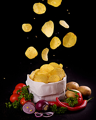 포토 JPG 해외이미지 식재료 검은배경 실내 사람없음 종이봉투 떨어짐 떠있는 담기 감자칩 해외포토 백그라운드 컨셉 모션 봉투 내부 과자 검은색 칩_음식 파일형식 이미지허브