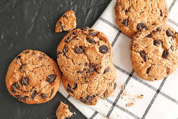 포토 JPG 해외이미지 디저트 사람없음 쿠키 부스러기 초코칩쿠키 해외포토 음식 초코칩 초코쿠키 파일형식 이미지허브