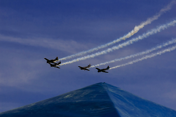 포토 JPG 해외이미지 주간 구름 백그라운드 하늘 비행기 사람없음 야외 파란색 연기 제트기 에어쇼 곡예비행 비행운 해외포토 자연요소 컬러 항공교통 대중교통 비행 쇼 파일형식 구름_자연 이미지허브