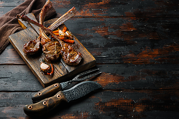 포토 JPG 해외이미지 식재료 실내 사람없음 식칼 양고기 고기포크 나무도마 양고기구이 카피스페이스 나무배경 해외포토 백그라운드 포크 주방용품 도마 육류 내부 목재 공백 구이 파일형식 이미지허브