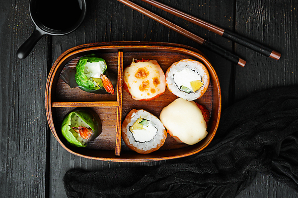 포토 JPG 해외이미지 스튜디오촬영 젓가락 사람없음 초밥 용기 도시락 간장 롤 롤스시 해외포토 그릇 음식 수저 실내 양념 일본음식 파일형식 이미지허브