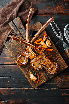 포토 JPG 해외이미지 식재료 실내 사람없음 하이앵글 양고기 고기포크 나무도마 양고기구이 나무배경 해외포토 뷰포인트 백그라운드 포크 도마 육류 내부 목재 구이 파일형식 이미지허브