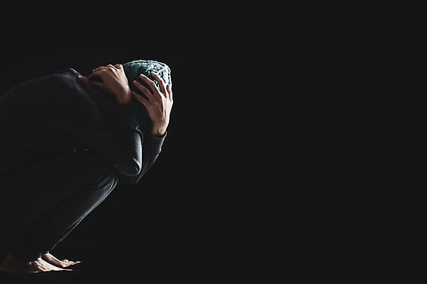 포토 JPG 해외이미지 모양 백인 여자 감정 백그라운드 생각 열쇠 바닥 피곤 그림자 사람 성인 사람없음 옆모습 10대 머리 검은색 어둠 고통 슬픔 비교 좌절 고독 달빛 걱정 심플 문제 불만 심각 우울증 트러블 유일 해외포토 서양인 뷰포인트 컬러 컨셉 청소년 신체부위 달 질병 파일형식 이미지허브