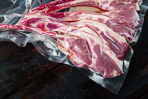 포토 JPG 해외이미지 음식 포장 검은배경 실내 생고기 육류 사람없음 신선 날것 양고기 양갈비 진공포장 해외포토 백그라운드 식재료 내부 검은색 진공 파일형식 이미지허브