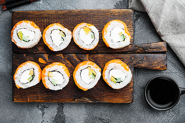 포토 JPG 해외이미지 스튜디오촬영 사람없음 초밥 간장 롤 나무도마 롤스시 해외포토 도마 실내 목재 양념 일본음식 파일형식 이미지허브