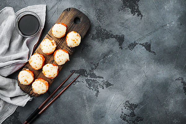 포토 JPG 해외이미지 스튜디오촬영 젓가락 사람없음 초밥 간장 롤 나무도마 롤스시 해외포토 도마 수저 실내 목재 양념 일본음식 파일형식 이미지허브