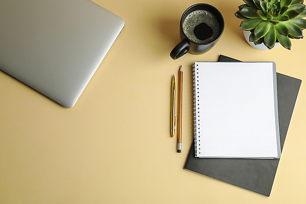 포토 JPG 해외이미지 식물 학생 여자 꽃 안경 커피 백그라운드 컨셉 비즈니스 장신구 텍스트 학교 탁자 표면 사람없음 컵 노트북 빛 스마트폰 컬러풀 사무실 펜 우주 쪽지 공책 회색 시험 에너지 머그컵 신선 업무 작업실 플랫 대학교 주말 위치 블로거 프리랜서 해외포토 직업 식기 잡화 교육 음료 컬러 가구 문구용품 사람 전자제품 핸드폰 스마트기기 필기구 작업 파일형식 이미지허브